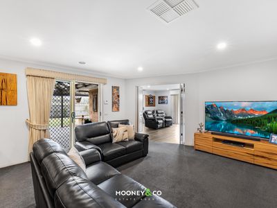 8 Belvoir Court, Cranbourne