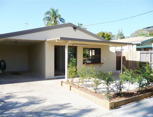 Centrally located Noosaville unit image 1