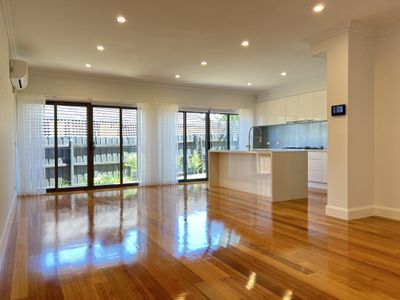 2 / 21 Banool Quadrant, Doncaster East