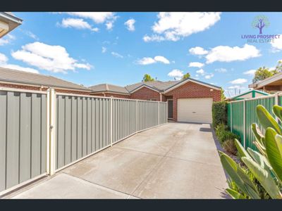 2 / 3 Buckingham Drive, Werribee