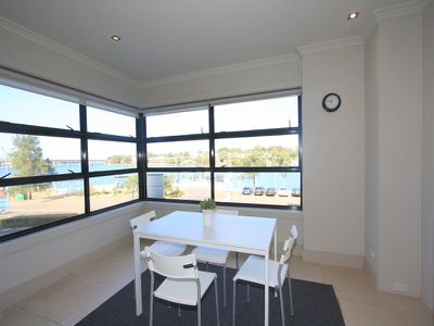 1 / 2 Bay Drive, Meadowbank