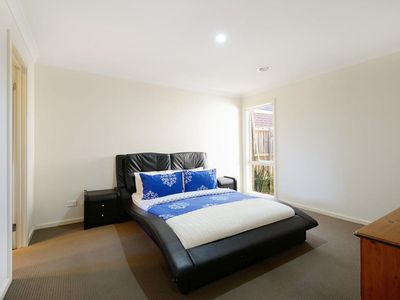 10 Cranbrook Circuit, Officer