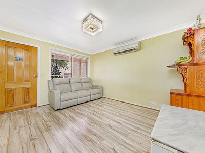 8 / 6 Lang Road, Casula