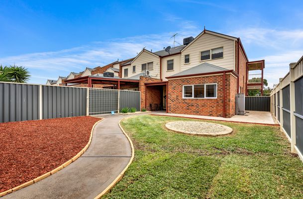 13 Meadowbank Lane, Craigieburn