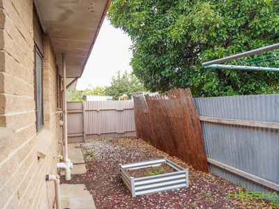 2 / 5 Schwarz Avenue, Horsham