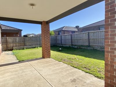 8 Honeyblossom Street, Manor Lakes