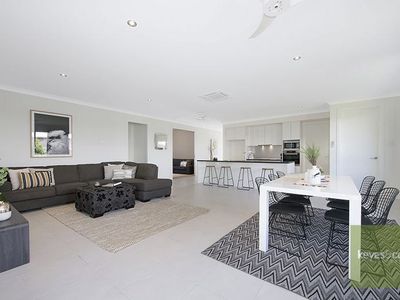 32 Ashmore Crescent, Burdell