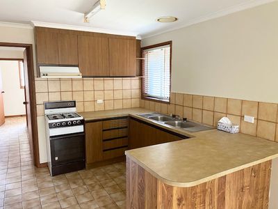 2 / 10 Sinns Avenue, Werribee