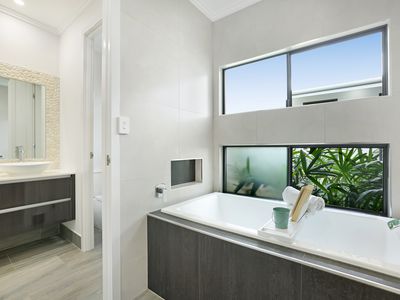 32 Iridescent Drive, Trinity Park