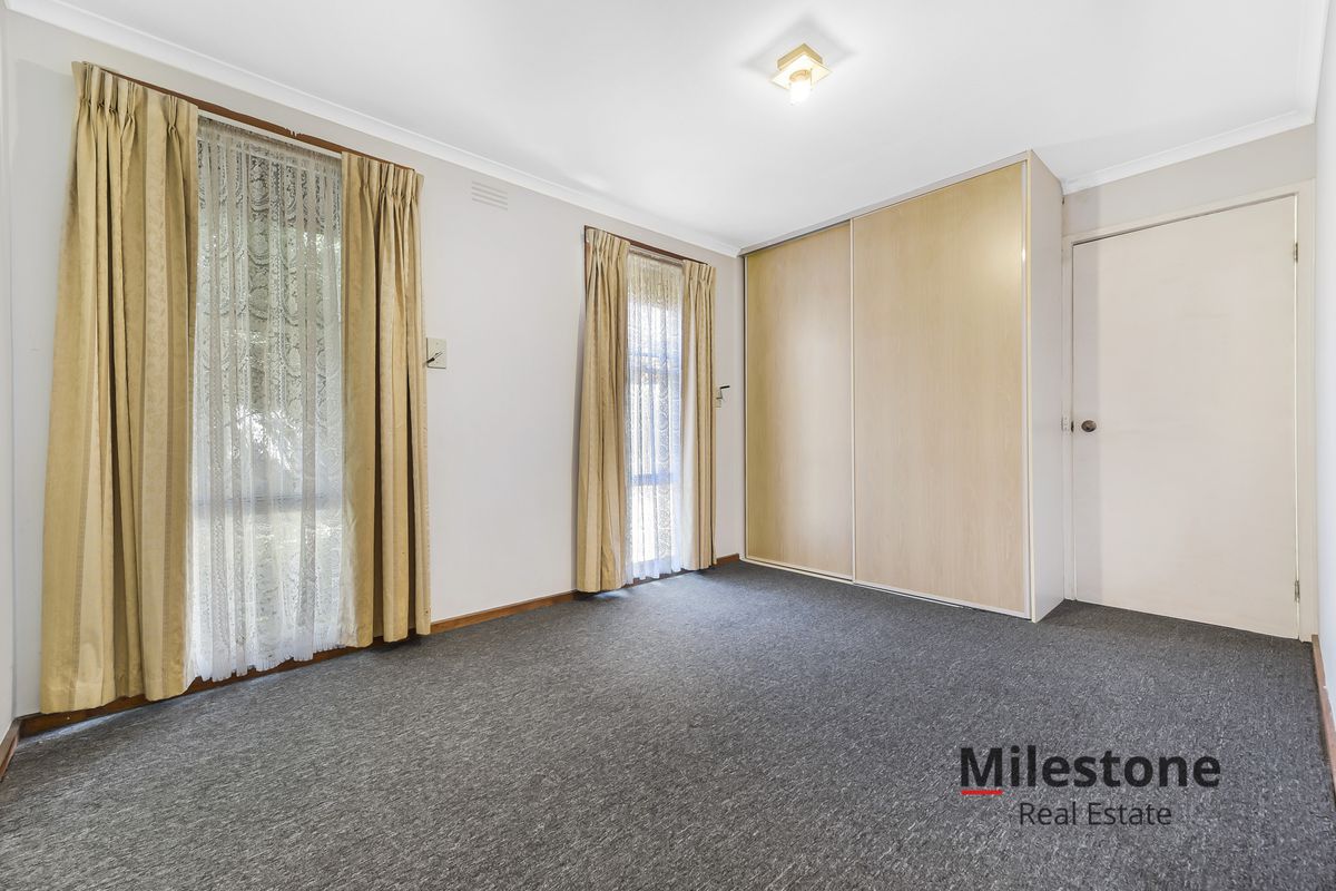 13 Fairbairn road, Cranbourne