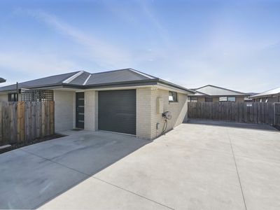 2 / 10 Curtain Court, Brighton