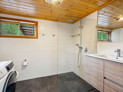 733 Denison Road, Lonnavale
