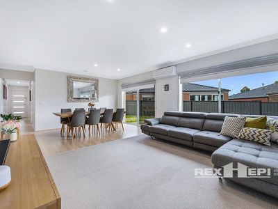 8 Camolina Way, Clyde North