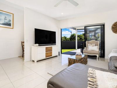 7 Marina Court, Hope Island