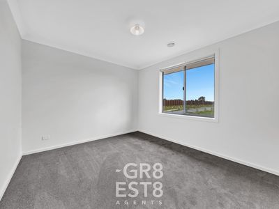 34 Kallista Circuit, Officer