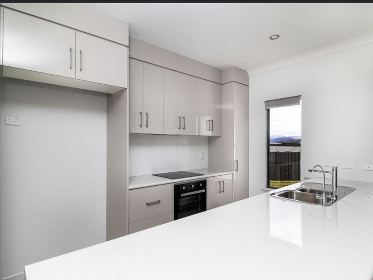 2 / 5 Jasmine Court, Atherton