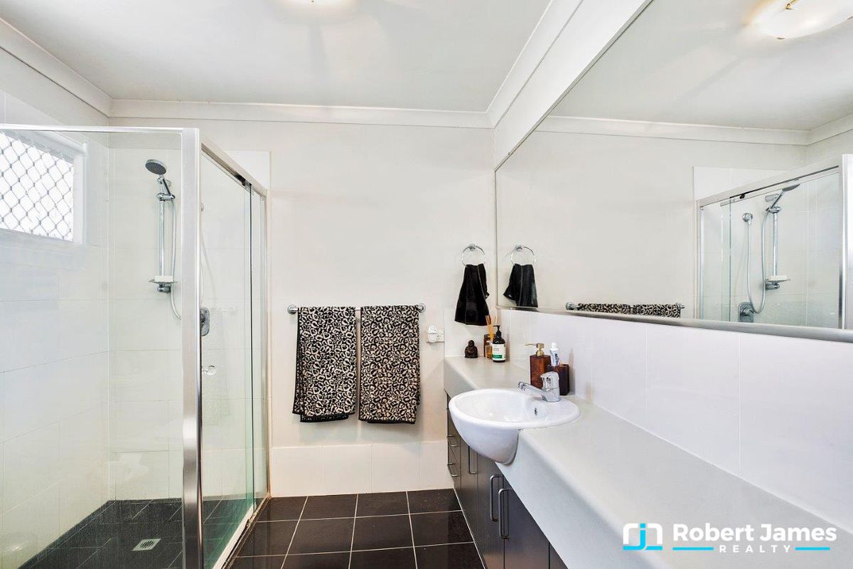 8/2 Lake Weyba Drive, Noosaville