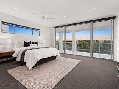 49 Harbourvue Court, Helensvale