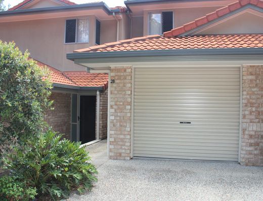 Two Bedroom Townhouse – walk to Hospital & Cafes