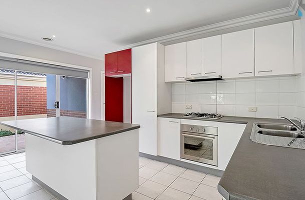 28 Lakeside Drive, Roxburgh Park