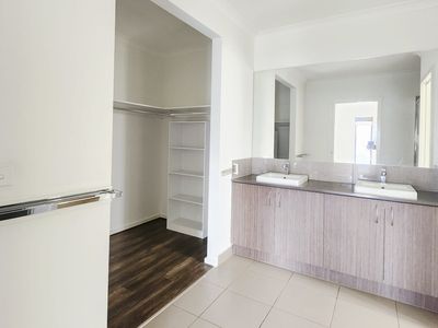 95 Holyoake Parade, Manor Lakes