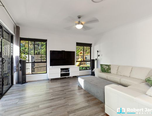 Modern Family Living in Prime Location image 4