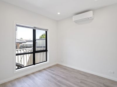 2 / 1 Moore Crescent, Reservoir