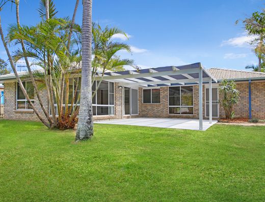 SPACIOUS HOME WITH PARK RESERVE BACKDROP image 14