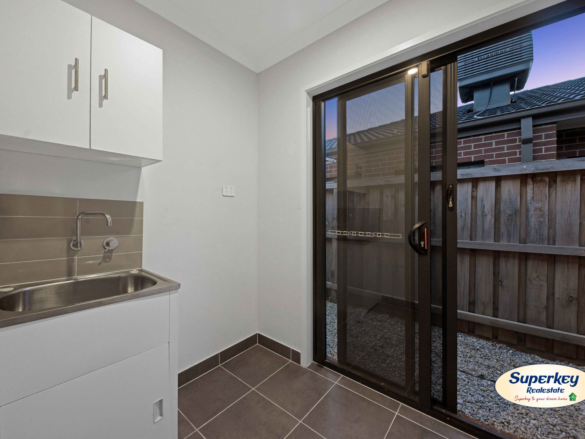 32 Chromite Circuit, Weir Views