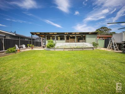 20 Campbell Parade, Mannering Park