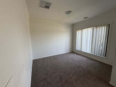 16 Hiddick Road, Point Cook
