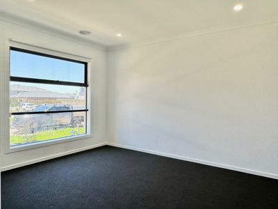 8 Interlaken Avenue, Manor Lakes