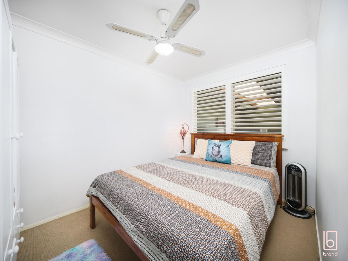 20 Campbell Parade, Mannering Park