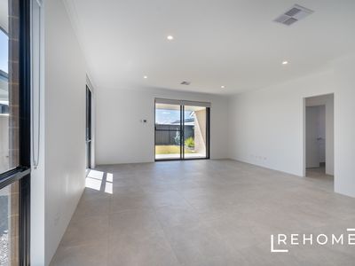 27 Meander Way, Treeby