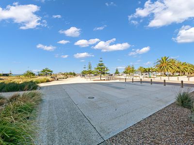 132 / 33 Quay Boulevard, Werribee South