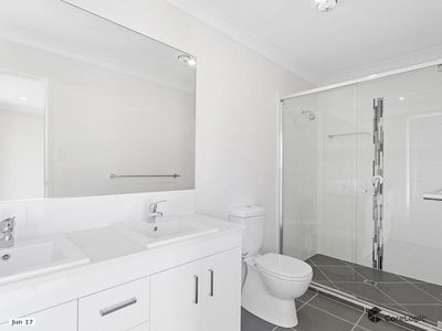 5 Apple Berry Avenue, Coomera