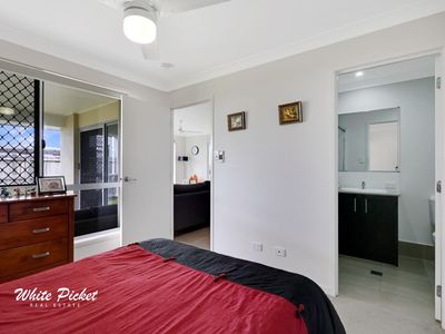 1 / 12 Wisteria Avenue, Ooralea Waters