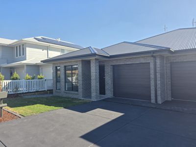 2/68  Malachite Street, Chisholm