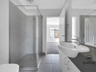 5 Lopes Walk, Clyde North