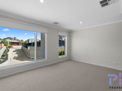 2 / 18A Elwood Drive, Strathdale