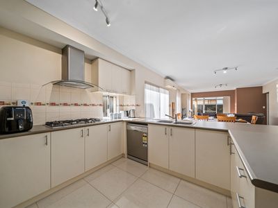 4 Strathclyde Circuit, Champion Lakes
