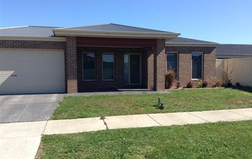 4 CORNFLOWER STREET, Pakenham