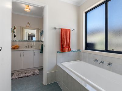 10 Resolute Avenue, Normanville
