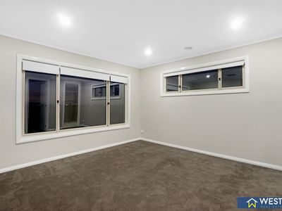 32  Modern Crescent, Tarneit