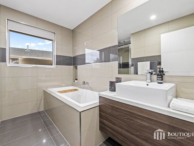 33 Amalfi Drive, Endeavour Hills