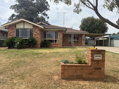 8 Ebelina Crescent, Parkes