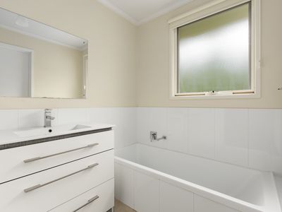 16 Jull Parade, Ringwood North
