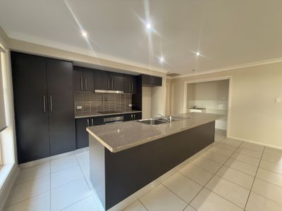 1 / 12 Lilydale Terrace, Dubbo