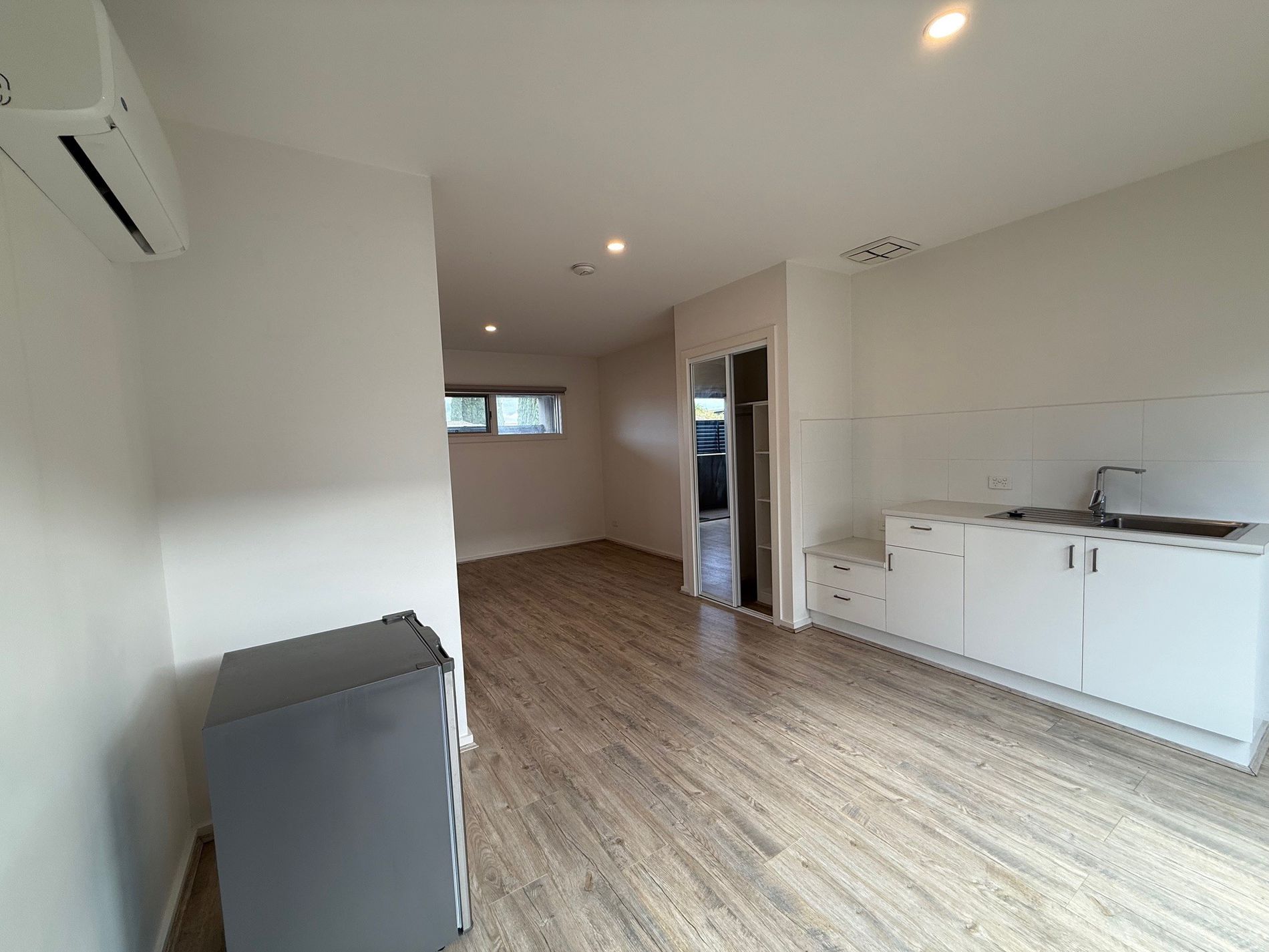 Room 10 / 98 Commercial Road, Footscray
