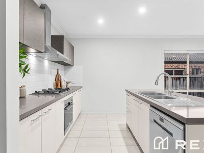 10 Brolin Terrace, Cranbourne North